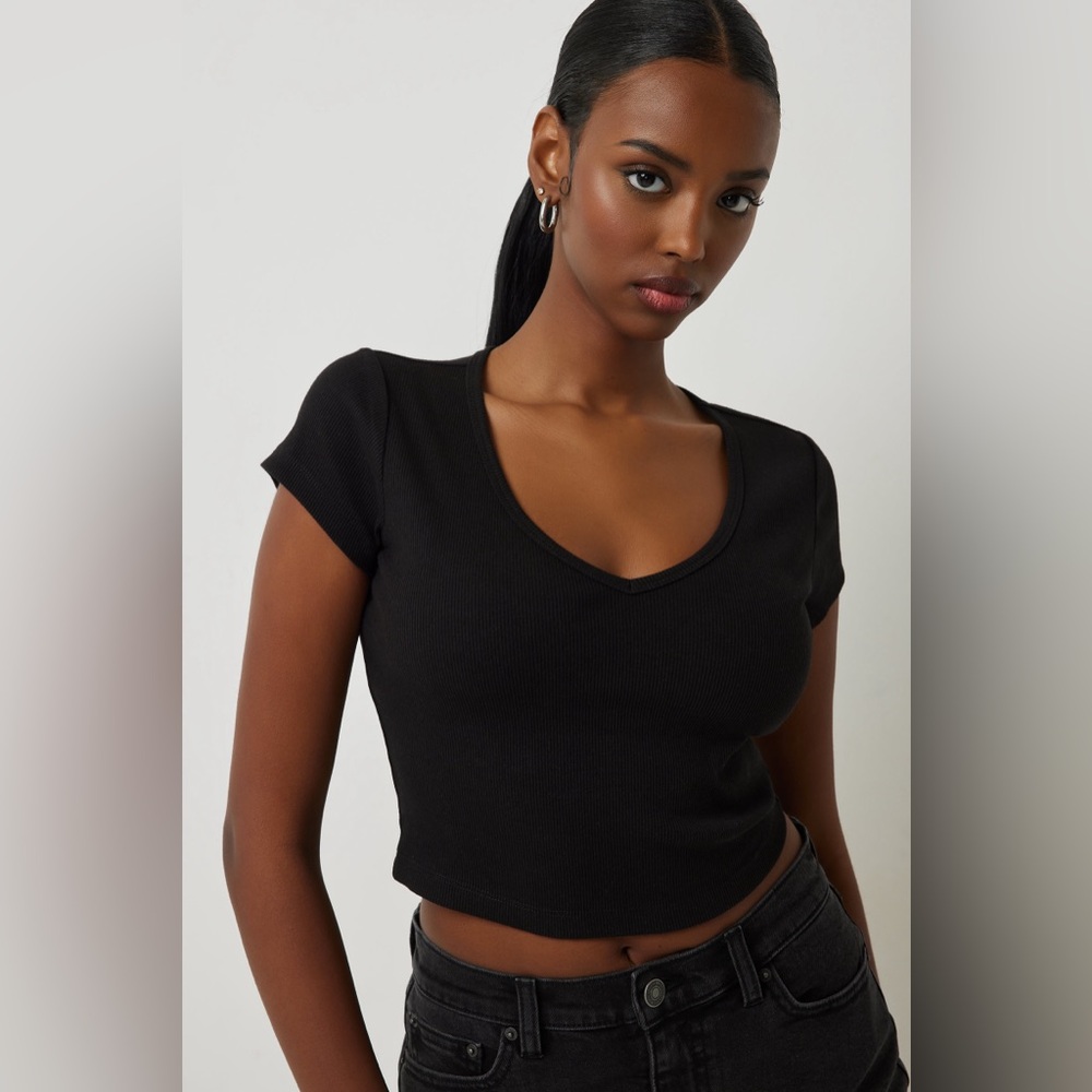 Ardene Ultra Crop V-Neck Short Sleeve Black Cropped T-Shirt
